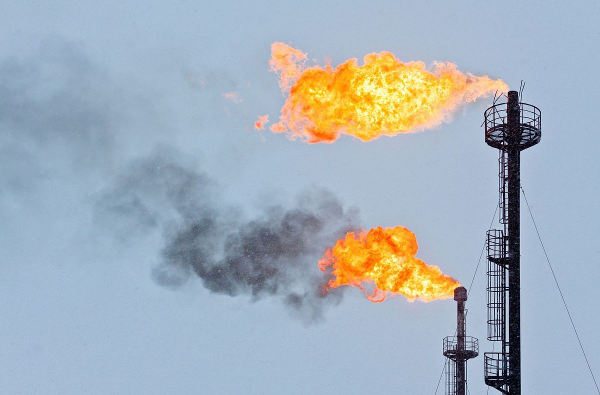 Сжигание попутного газа у нефтескважины фото