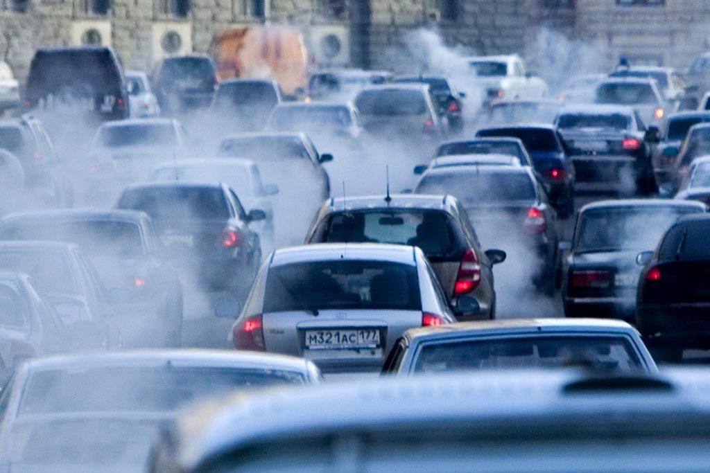 Выхлопыне газы от машин в городе